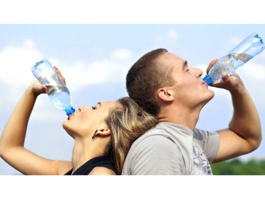 Mantente hidratado<br/>Los líquidos ayudan a disolver la mucosidad en las fosas nasales empujando los fluidos afuera de tu nariz reduciendo la inflamación e irritación.<br/>