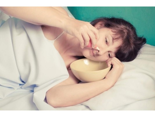 Utiliza aerosol salino<br/>Mejora la hidratación con solución salina o agua con sal. Ayuda a disolver la mucosidad en las fosas nasales y a disminuir la inflamación de vasos sanguíneos.<br/>