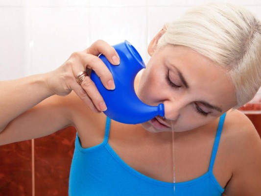 Drena tus senos paranasales<br/>Puedes enjuagar tus fosas nasales congestionadas con un lavado nasal. Colócate con tu cabeza sobre un lavabo y coloca la boquilla del lavado nasal en una de tus fosas nasales, inclina el lavado nasal hasta que el agua ente en tu fosa nasal; una vez que fluya el agua, saldrá a través de la otra y caerá en el lavabo. Haz esto durante un minuto y luego cambia de lado.<br/>