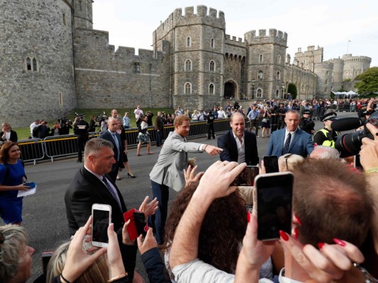 Harry y William saludan a la multitud afuera del Castillo de Windsor