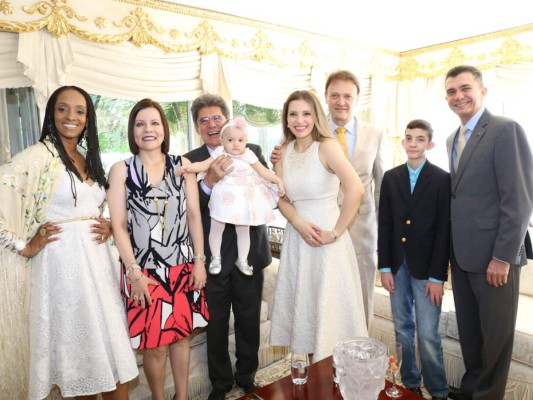 Javier y Viviana Guevara bautizan a su hija Ariana Sofía