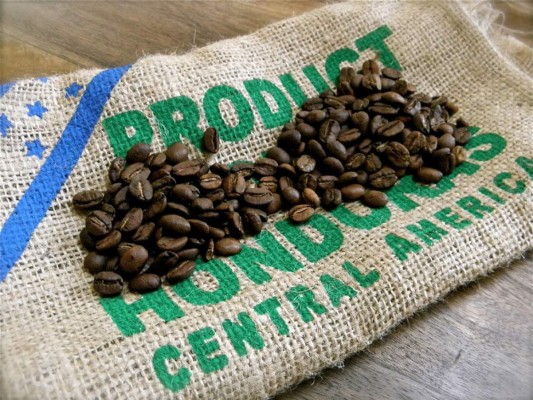 6. Bebidas. Entre tanto estrés y expectativa, la mayoría de nosotros necesitará una dosis diaria de cafeína para sentirse humano. Busca la mejor opción que se adapte a tu presupuesto y apoya la producción local eligiendo marcas locales, ¡tenemos café de excelencia! No olvides el té, en variedad de sabores, bebidas light si las necesitas y jugos sin azúcar para los niños.