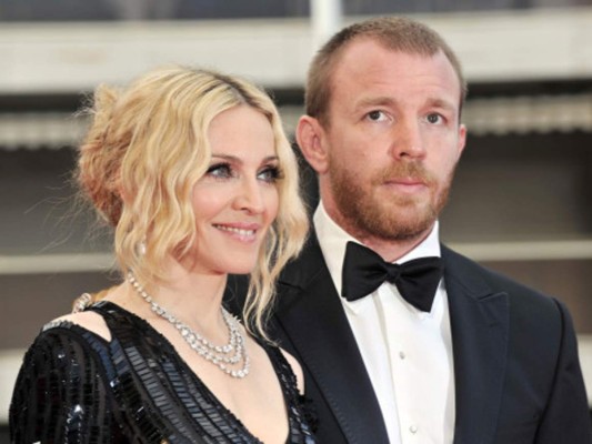 La relación más duradera fue con el director de cine británico Guy Ritchie. Se conocieron en una fiesta organizada en 1998 por el músico Sting. El romance coincidió con el lanzamiento de su disco 'Music' (2000), y poco después anunció su embarazo de su hijo Rocco. Se casaron en Escocia en diciembre de 2000. Ocho años después, anunciaron su divorcio. La batalla legal se agudizó cuando Ritchie pidió mucho dinero para firmar el divorcio, y la custodia de su hijo Rocco.