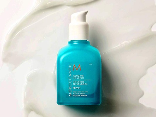 MENDING INFUSION by Moroccanoil. No solo un reparador de puntas abiertas, es una fórmula llena de proteínas de quinua y llena de vitaminas que nutre, acondiciona y fortalece para una apariencia sedosa y recién cortada. La fórmula ultraligera de aceite de argán reduce los signos visibles del cabello dañado, como las puntas deshilachadas, la sequedad y el daño del color, al mismo tiempo que controla el encrespamiento y previene daños mayores. By Sophis Beauty Supplies, disponible en www.shopestilo.hn