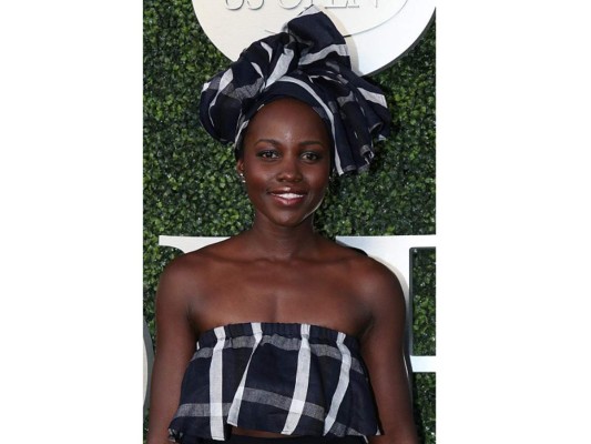 Turbante suelto, la magia de una pieza como esta no es solo poder combinarla, la diva africana lleva su esencia a otro nivel con extremos sueltos que aportan originalidad