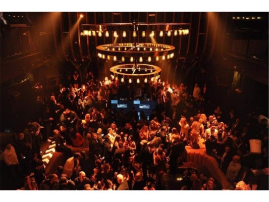 4. New York, New York, USA<br/>La capital del mundo es uno de los lugares más interesantes para la nightlife scene. La big apple tiene bares y nightclubs para todos los gustos- desde los college hangouts del Upper West Side, hasta los rooftops más exclusivos en el meatpacking district y los speakeasies secretos del East Village. Para las personas que buscan un vibe más artsy Williamsburg, el nuevo barrio cool de the city that never sleeps, cuenta con bares como The Ides at the Wythe Hotel.<br/><br/>It Club: 1OaK, el clásico de la party scene de NYC, recuerda tomarte una foto con la iconic luz neon que dice “...Ended Up at 1OaK.”