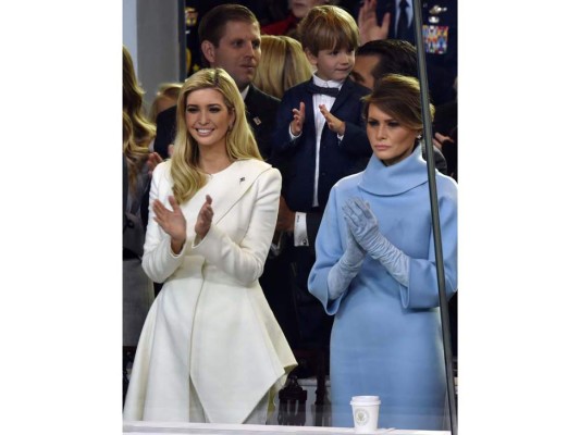 Una sonriente Ivanka y una seria Melania aplauden durante el desfile en honor del presidente Trump