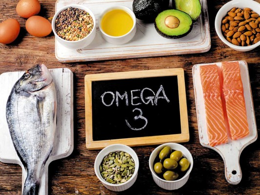 Aumenta el Omega-3. Investigadores de la Universidad de Harvard descubrieron que los ácidos grasos de la familia Omega-3 podrían prevenir la llamada “tormenta de citoquinas inflamatorias”, una de las complicaciones graves que se asocian con el Covid-19. Asegúrate de incluir en tu régimen las principales fuentes de Omega 3 que son: aceite de oliva, linaza, pescado azul, frutos secos, mariscos, aguacate y verduras de hoja verde. <br/>
