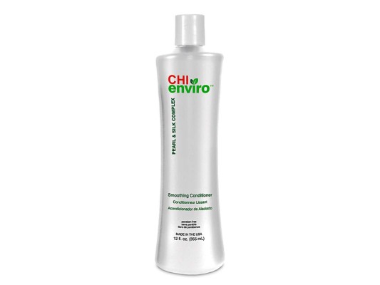 CHI ENVIRO SMOOTHING CONDITIONER. Contiene perla y complejo de seda para proporcionar máxima humedad, humectación y suavidad para cabello encrespado e incontrolable. La proteína de seda penetra en el cabello para acondicionar y crear un brillo increíble. By Sophis Beauty Supplies, disponible en www.shopestilo.hn
