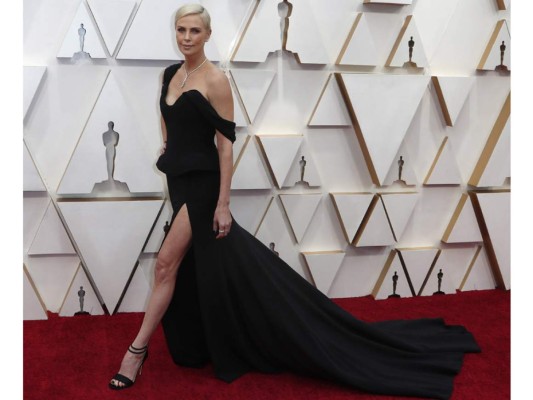 Charlize Theron eligió un one shoulder dress en color negro para los Oscars en su edición número 92<br/>