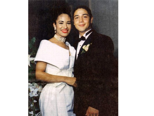 Se casó en 1992 con el guitarrista de su banda Chris Pérez, sin la aprobación de su padre, Selena tenía 20 años y Chris 23, la partida de la cantante marcó para siempre la vida del guitarrista asegurando que ella era y será su único amor