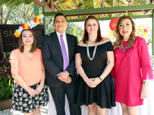 El subgerente de Ricardo Moreno junto al staff del Honduras Maya en el lanzamiento (Fotos Hector Hernández)