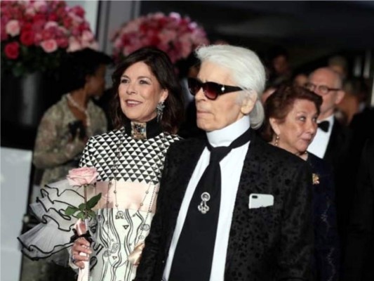 La princesa de Mónaco mantenía una estrechísima relación con Karl Lagerfeld de quien lució numerosos y exclusivos vestidos en infinidad de ocasiones, sin embargo, no fueron los vestuarios que Karl le confeccionaba a la princesa lo que destacaba entre ellos, sino su grandiosa amistad.