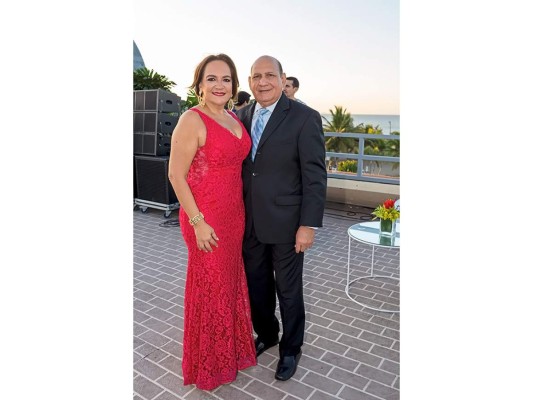 Eduardo Interiano y Lucía Chicas celebran boda a la orilla del mar   