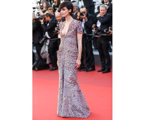 La actriz española Paz Vega luciendo un diseño estampado y de escote frontal de Armani Prive