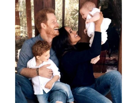 El príncipe Harry y Meghan Markle. <br/>Ellos muestran que en el amor y la guerra todo se vale. Pese a todas las especulaciones, la pareja se encuentra feliz y disfrutando de sus hijos, de vez en cuando se muestran para los reflectores.<br/>