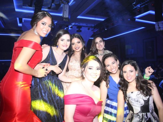 Glamorosa gala de la Escuela Internacional Sampedrana