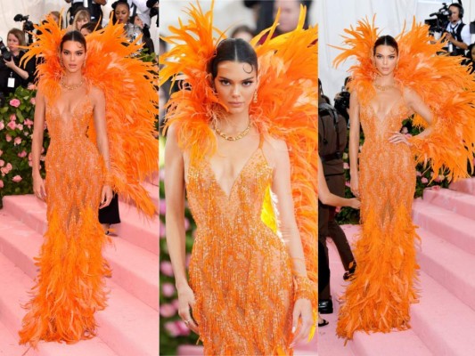 La modelo Kendall Jenner con un vestido de plumas naranjas de Versace