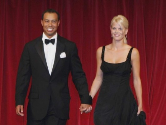 Woods le fue infiel a su mujer, la sueca Elin Nordegren, preso de la adicción al sexo, y fue descubierto por los paparazzis