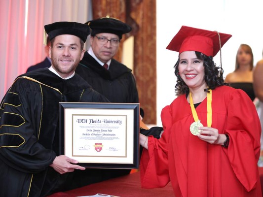 UTH Florida University gradua tercera promoción