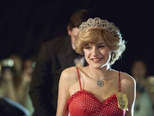 La larga espera terminó para los fanáticos de The Crown cuando, por fin, apareció la amada princesa en la cuarta temporada de la serie. La interpretación de Emma Corrin sin duda dejó a cientos de fans con el corazón roto.