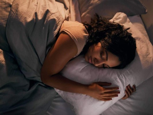 Asegúrate de crear un entorno adecuado: Duerme con una almohada adecuada, procura que haya poca luz en la habitación, poco ruido y una temperatura agradable.