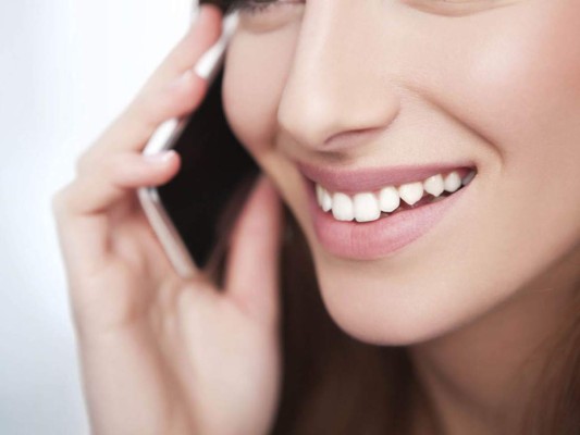 LIMPIA TU TELÉFONO. Científicos han encontrado más de dos mil diferentes tipos de bacterias creciendo en nuestros celulares. Esto significa que cada vez que platicas por tu smartphone, dejas vulnerable a tu rostro a la aparición de acné, entre otros problemas. Limpia todos los días tu teléfono con toallitas o líquido especial.