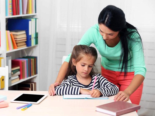 ¿Mamás 'fastidiosas'? Sus hijas tienen más oportunidades de ser exitosas