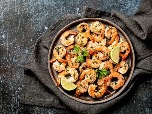 Camarones. Bajos en caloría pero rico en proteínas y vitamina B12 , los camarones son ideales para mantener el peso a raya. Puedes hacerte una ensalada ligera con aguacate, tomates y camarones.