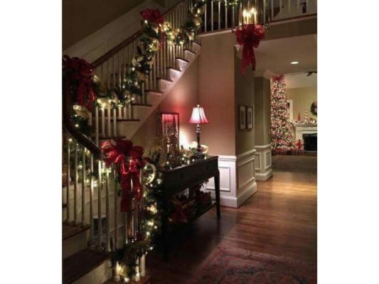 Las escaleras de tu casa<br/>Si tu casa tiene escaleras, es una excelente opción para decorarlas. Puedes agregarle cintas, flores de pascuas artificiales y el toque más especial las luces.<br/>