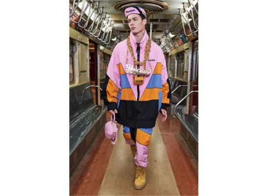 Moschino presentó su colección pre-fall 2020 en un vagón del metro de Nueva York