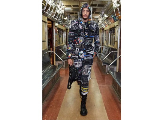 Moschino presentó su colección pre-fall 2020 en un vagón del metro de Nueva York