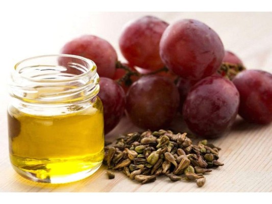 El aceite de semilla de uva es muy popular debido a los grandes beneficios que proporciona a nivel cutáneo ya que logra mantener la piel saludable. De igual forma, ayuda a depurar la sangre y favorece en el combate de la osteoporosis. Por ese motivo te daremos a conocer todo lo que puedes obtener de este increíble aceite.