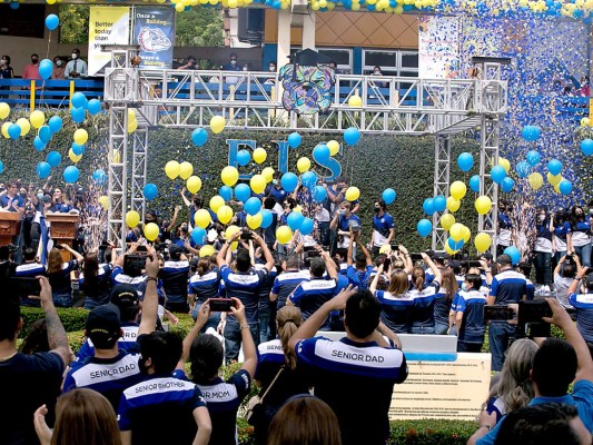 Senior entrance de la Escuela Internacional Sampedrana 2022