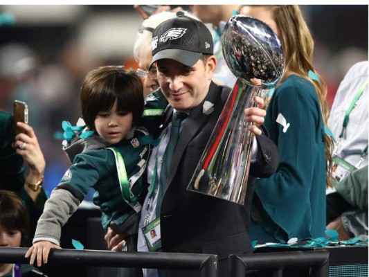 Las Águilas de Filadelfía ganaron a los Patriotas de Nueva Inglaterra y fueron los merecedores del trofeo valorado en 50 mil dólares de Tiffany & Co