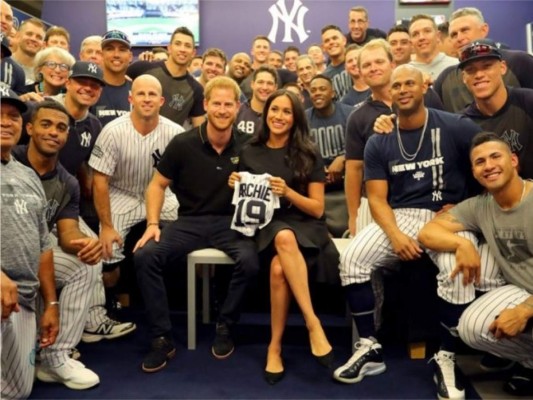 Meghan y Harry hacen aparición sorpresa en partido de baseball