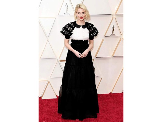 Lucy Boynton apostó por un diseño bicolor de Chanel.