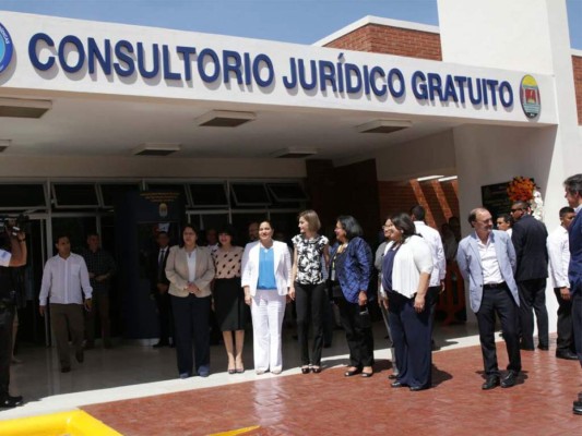 Reina Letizia visita la Universidad Nacional Autónoma de Honduras