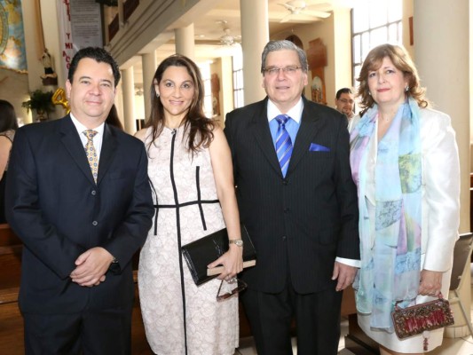 Javier y Viviana Guevara bautizan a su hija Ariana Sofía
