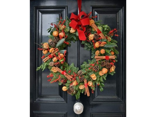No olvides decorar la entrada de tu casa<br/>Es muy importante decorar la puerta de tu casa pues esta anticipa lo que está dentro de tu hogar. Puedes decorarla con una bonita corona y agregar toques personales tuyos, también puedes colocar dos pequeños maceteros con pequeños árboles adornados.<br/>