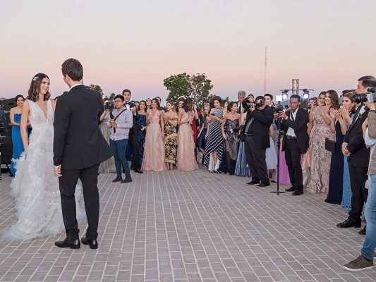 Eduardo Interiano y Lucía Chicas celebran boda a la orilla del mar   