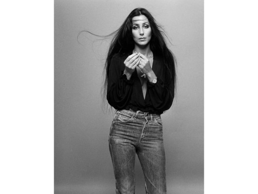 Una sexy Cher en plenos 70 envuelve su figura en unos high waisted jeans y un revelador top