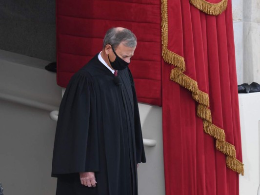 El Jefe de la Corte Suprema, John Roberts (Photo by OLIVIER DOULIERY / AFP)