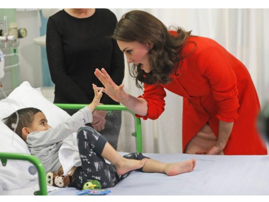 Kate Middleton visita niños de un Hospital en Londres