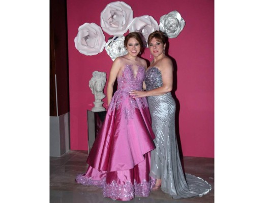 Michelle y Ruth Valladares.