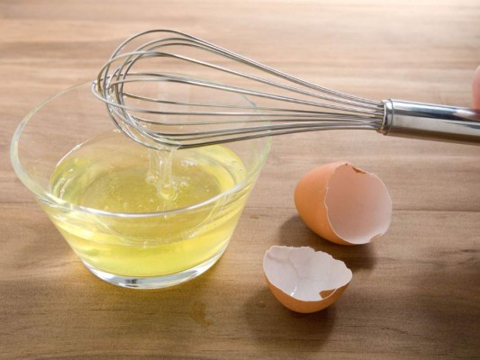 El aceite de coco es otro producto eficiente para eliminar estrías blancas gracias a los ácidos grasos y las vitaminas que posee. Utilízalo en líquido a diario y frota de forma circular hasta que penetre la piel.