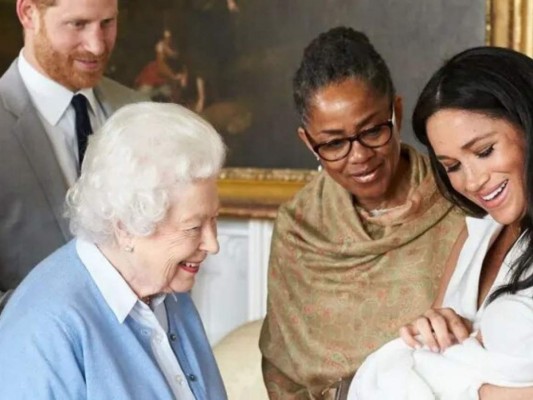 Markle reveló que los miembros de la Familia Real también estaban preocupados por el color de piel que tendría Archie. ''Temían sobre qué tan oscura sería su piel'', manifestó la ex actriz. A pesar de eso, la duquesa no quiso decir quiénes fueron esos integrantes ya que ''sería muy dañino para ellos''.