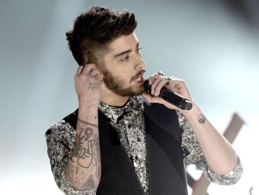Llegó el día negro: la banda anunció el 25 de marzo a través de las redes sociales que Zayn se separaría de la agrupación. Malik había abandonado a los demás miembros luego del concierto de Hong Kong el 18 del mismo mes. ¡Las redes sociales se volvieron locas! Miles de admiradoras lamentaban la renuncia del británico.