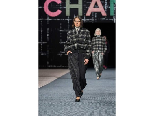 Confirmada la temporada del tweed en la pasarela de Chanel Otoño/invierno 2022