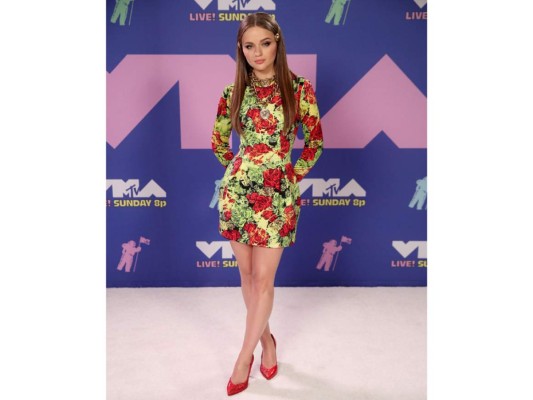 Joey King puede haber usado un vestido floral de Versace para los MTV VMAs de 2020, pero según algunos espectadores, simplemente no pudo lograrlo.